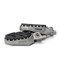 Repose-pieds Akrapovic en titane Grade 5 détail grip renforcé